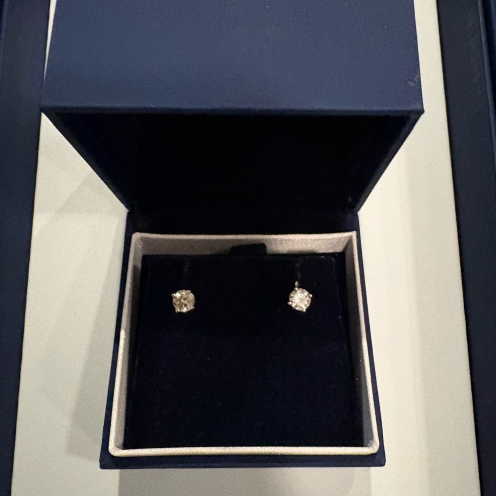 Natural diamond stud